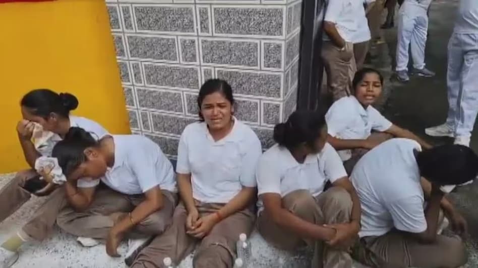 गोरखपुर PAC में महिला सिपाही प्रदर्शन यूपी के दौरान रोती हुई ट्रेनी रिक्रूट्स
