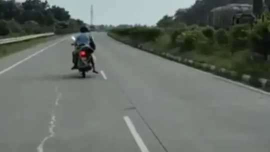 पत्नी का शव बाइक पर