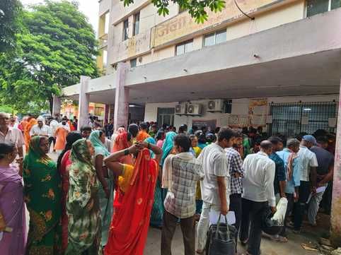 बलिया जिला अस्पताल में पैथोलॉजी जांच के लिए लगी लंबी मरीजों की कतार